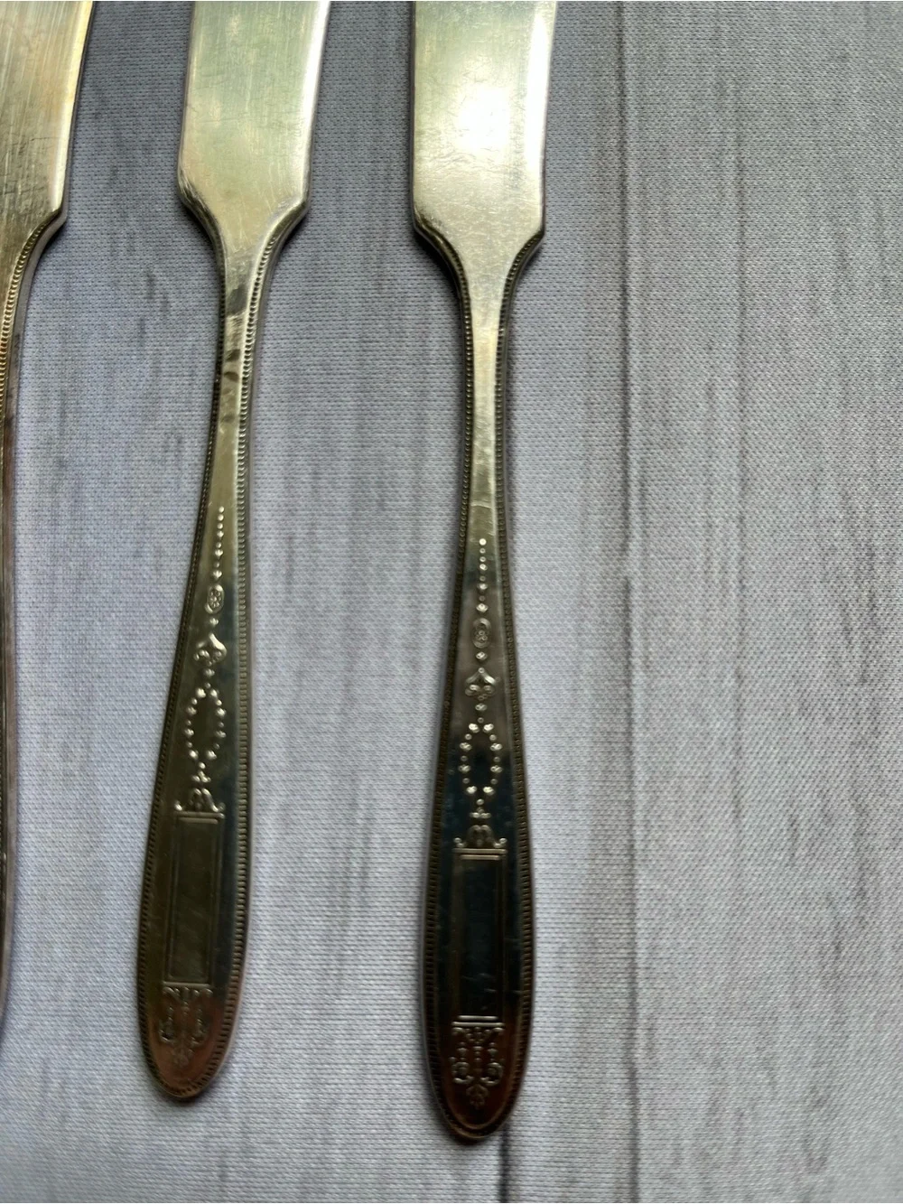 Set of 6 Oneida Community Plate Grosvenor flat handle butter spreaders.